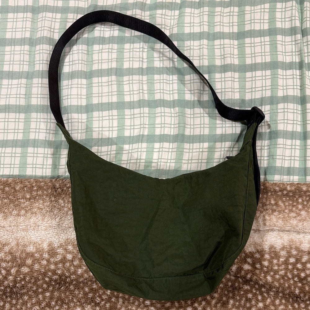 BAGGU Medium Crescent Bag in Green